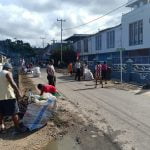 Warga Yohan Kerja Bhakti dan Pasang Bendera Merah Putih di Jalan Kamboja