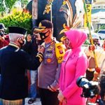 Kapolres Kobar AKBP Andi Kirana Disambut Tradisi Tampung Tawar