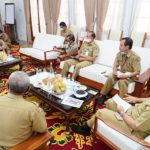 Hadapi Pandemi, Banyuwangi Serahkan Insentif Tenaga Kesehatan Hadapi Pandemi, Banyuwangi Serahkan Insentif Tenaga Kesehatan