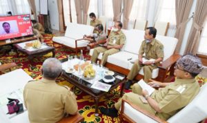 Hadapi Pandemi, Banyuwangi Serahkan Insentif Tenaga Kesehatan
