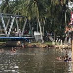 Padang Pariaman Gelar Lomba Panjat Pinang Ditengah Sungai