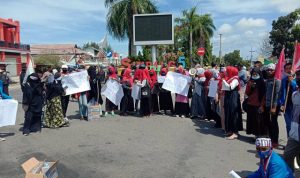 KAMMI dan GMNI Cabang Buru Gelar Aksi Damai Tolak Omnibus Law KAMMI dan GMNI Cabang Buru Gelar Aksi Damai Tolak Omnibus Law