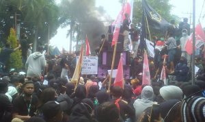 Aksi Damai Tolak Omnibus Law di Banyuwangi, Polisi Bagi Rokok, Ketua DPRD Bagi Minuman