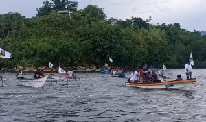 Puluhan Perahu Arak-Arakan Jemput NAPI (Naomi Piet) Puluhan Perahu Arak-Arakan Jemput NAPI (Naomi Piet)