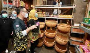 Gubernur Jawa Timur Semangati Pelaku UMKM Banyuwangi Gubernur Jawa Timur Semangati Pelaku UMKM Banyuwangi