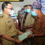 Sepuluh Ribu Warga Banyuwangi Terima Sertifikat PTSL Dari Bupati A3 Sepuluh Ribu Warga Banyuwangi Terima Sertifikat PTSL Dari Bupati A3
