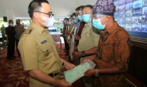 Sepuluh Ribu Warga Banyuwangi Terima Sertifikat PTSL Dari Bupati A3 Sepuluh Ribu Warga Banyuwangi Terima Sertifikat PTSL Dari Bupati A3