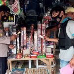 Polsek Piru Gelar Razia Petasan di Pasar Raya Kota