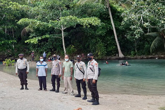 Kapolsek Piru Ingatkan Protokol Kesehatan Pada Patroli Obyek Wisata