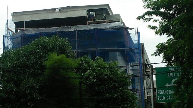 Bangunan di Kelapa Gading, Dibongkar Dibangun Lagi, Di-Police Line Kok Masih
