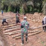 Personel Koramil Meliau Gotong Royong Perbaiki Jalan Yang Rusak