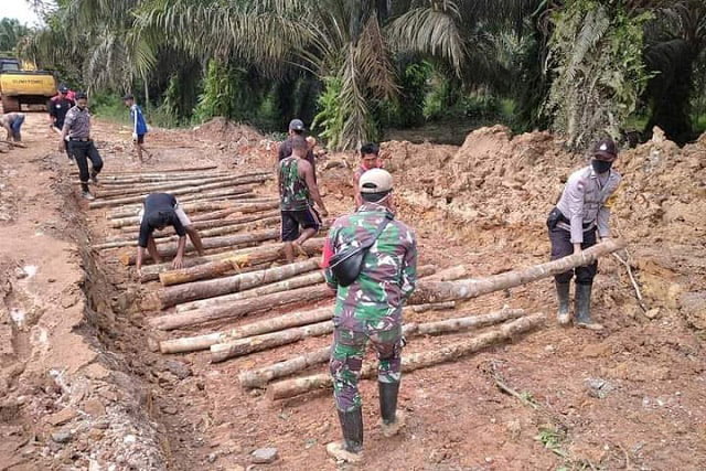 Personel Koramil Meliau Gotong Royong Perbaiki Jalan Yang Rusak