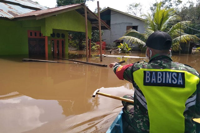 Babinsa Sinar Baru Pantau Wilayah Banjir