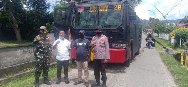 Brimob Piru Gandeng Desa Piru dan Niniari Semprot Disinfektan Berskala Besar
