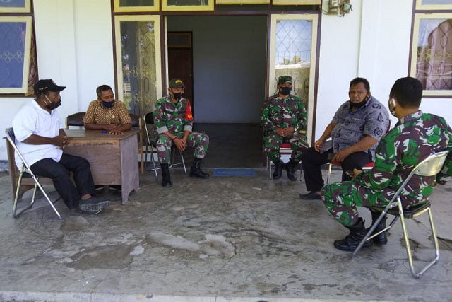 Danramil 1502/Piru Silaturahmi ke Camat Huamual Belakang