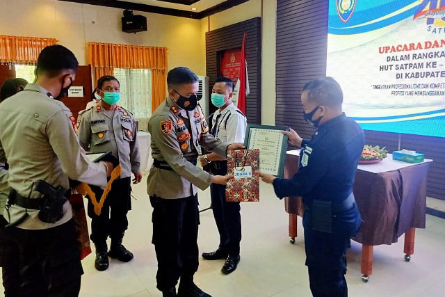 Pelaksanaan Syukuran HUT Satpam ke-40 di Aula Tribrata Polres Melawi