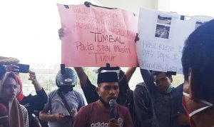 Pendemo: Bupati Buru, Tolong Tepati Ontua Pung Janji, Ontua Itu Munafik Pendemo: Bupati Buru, Tolong Tepati Ontua Pung Janji, Ontua Itu Munafik