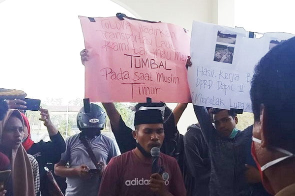 Pendemo: Bupati Buru, Tolong Tepati Ontua Pung Janji, Ontua Itu Munafik