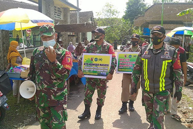 Babinsa Banyuwangi Operasi Yustisi di Pasar Tradisional dan Jalan Raya