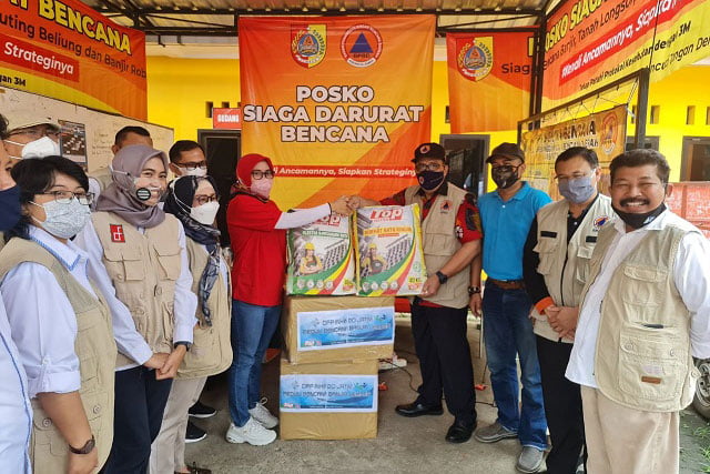 Inkindo Jawa Timur Serahkan Bantuan Sembako dan 10Ton TOPmortar ke Korban Banjir Jember
