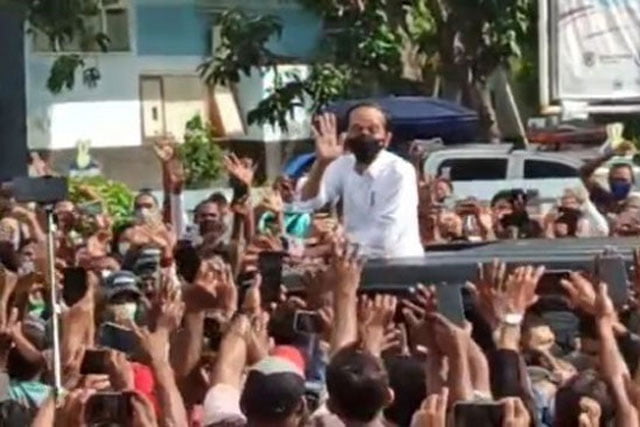 Kerumunan Warga Menyambut Presiden, Melanggar Prokes?