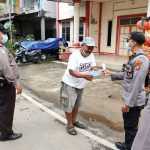 Satgas Aman Nusa Polres Melawi Terus Imbau Warga Patuhi Prokes dan Bagikan Masker