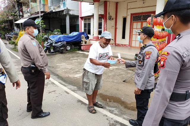 Satgas Aman Nusa Polres Melawi Terus Imbau Warga Patuhi Prokes dan Bagikan Masker