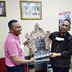 Dahlan Iskan Terima Penghargaan Karya Sastra Ayat Bhuwana