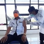 Kepala Dinas Pendidikan Seram Bagian Barat Jadi Relawan Penerima Vaksin Kepala Dinas Pendidikan Seram Bagian Barat Jadi Relawan Penerima Vaksin