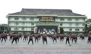 Pangdam XII Tanjungpura Olahraga Bersama Dengan Prajurit dan PNS