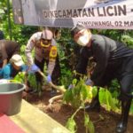 Forkopimda Banyuwangi Tanam Seribu Pohon di Lereng Gunung Ijen Forkopimda Banyuwangi Tanam Seribu Pohon di Lereng Gunung Ijen