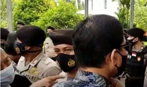 Advokat Juga Penegak Hukum, Polisi Tidak Berhak Bahkan Melanggar Hukum Menghalangi Tugas dan Fungsi Advokat Untuk Membela Klien di Pengadilan Advokat Juga Penegak Hukum, Polisi Tidak Berhak Bahkan Melanggar Hukum Menghalangi Tugas dan Fungsi Advokat Untuk Membela Klien di Pengadilan