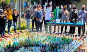 Kapolresta Banyuwangi Didampingi Ketua MUI, Musnahkan Ribuan Miras dan Potongan Knalpot Brong