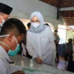 Bupati Banyuwangi Ipuk Fiesntiandani memantau langsung layanan jemput bola ditengah kebun di kecamatan Kalibaru. Pemkab Banyuwangi Gelar "Camping Embun" Hingga Malam di Tengah Warga Perkebunan