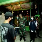 Sidak Satgas Covid-19 di Banyuwangi, Warga yang Berkerumun Tidak Bermasker Langsung di Swab