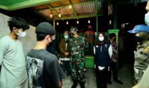Sidak Satgas Covid-19 di Banyuwangi, Warga yang Berkerumun Tidak Bermasker Langsung di Swab