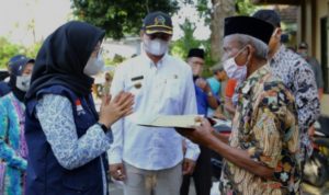 Bupati Banyuwangi Jenguk Nelayan Korban Kapal Motor Tenggelam