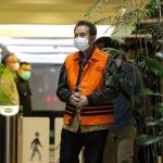 Di tetapkan sebagai tersangka oleh KPK, Azis Syamsudin Memakai Rompi Orange dan Tangan di Borgol