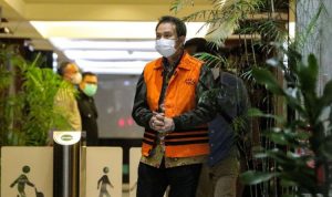 Di tetapkan sebagai tersangka oleh KPK, Azis Syamsudin Memakai Rompi Orange dan Tangan di Borgol