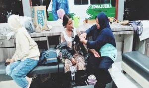 Bagikan Ribuan Makanan dan Periksa Kesehatan Gratis Untuk Warga Terdampak Banjir